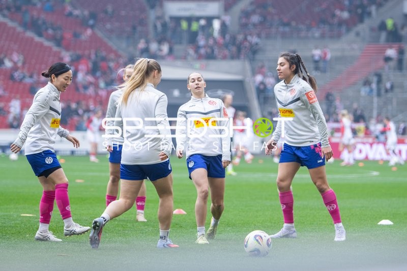 Spielerinnen beim Aufwärmen