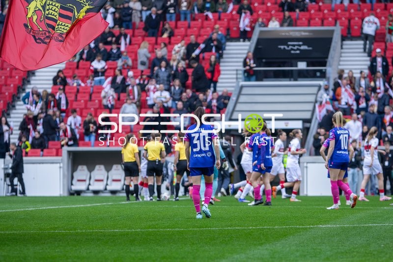 Spielerinnen betreten Spielfeld