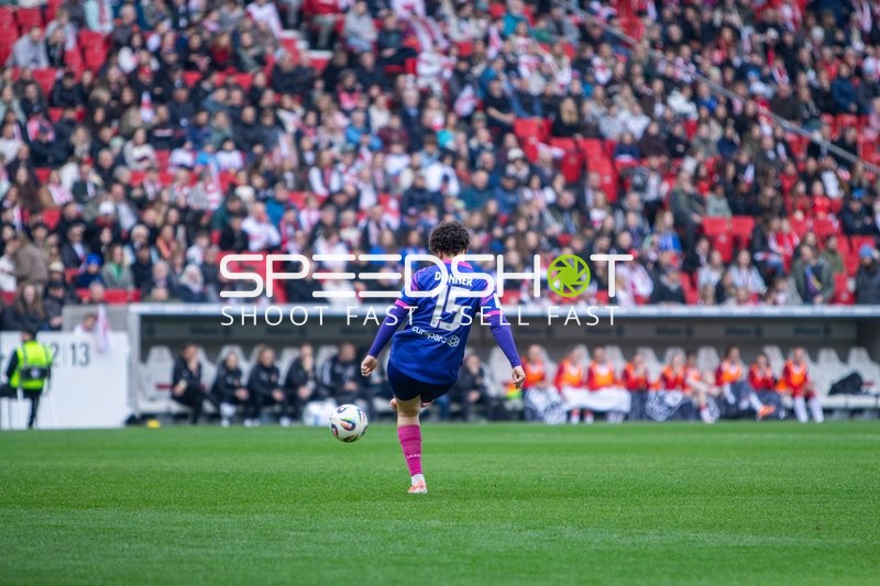 Spielerin schießt Ball