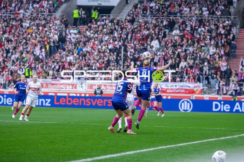 Kopfball-Duell im Spiel