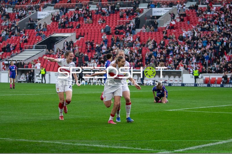 Jubelnde Spielerinnen auf dem Feld