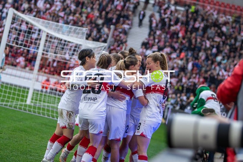 Spieler feiern gemeinsam