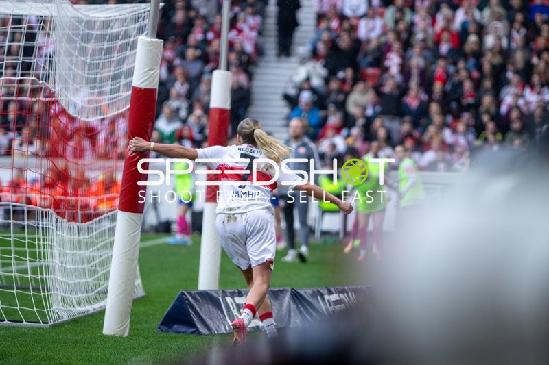 Spielerin am Torpfosten