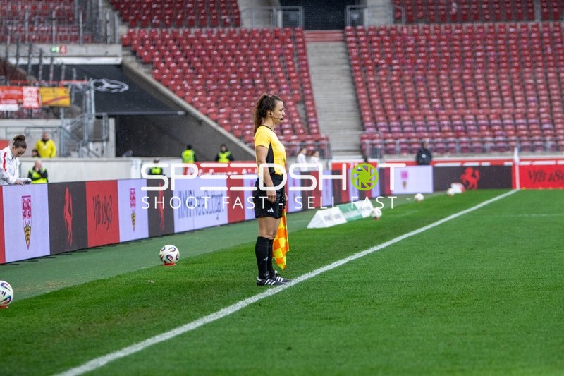 Schiedsrichter-Assistentin an Seitenlinie