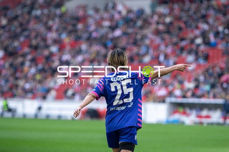 Spielerin zeigt Richtung