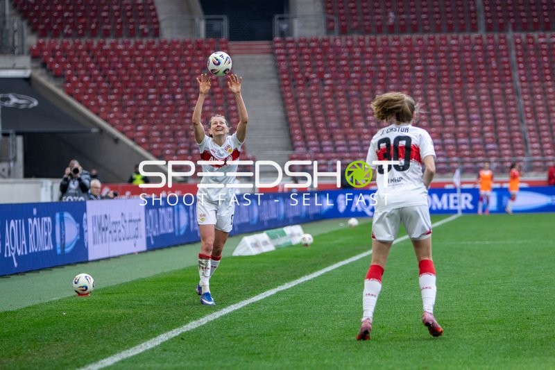 Spielszene mit Maximiliane Rall (8; VfB Stuttgart)