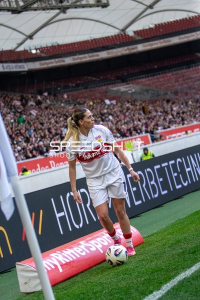 Spielerin mit Ball am Eckfahnenbereich