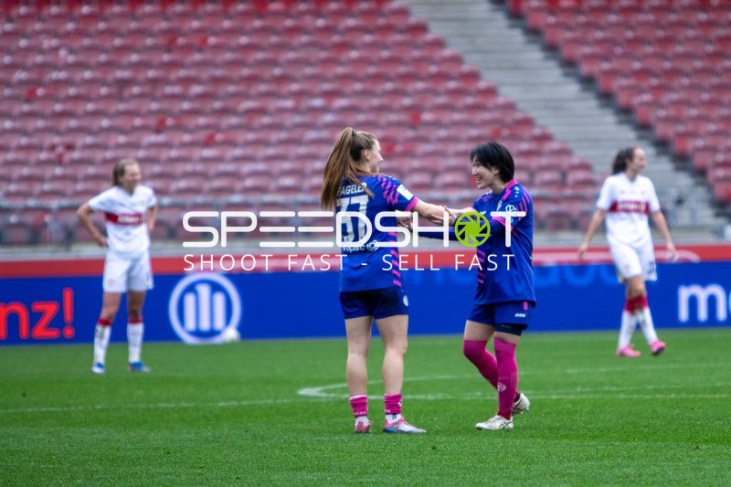 Spielerinnen begrüßen sich