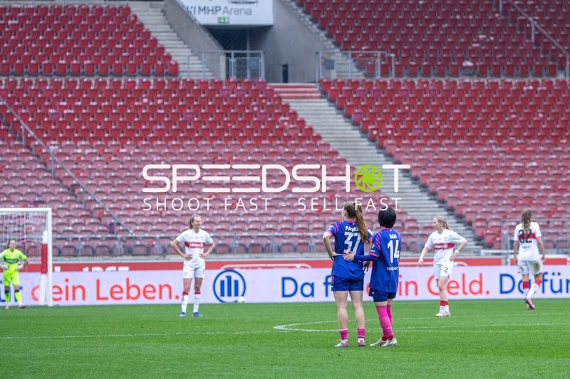 Spielerinnen warten auf Anstoß