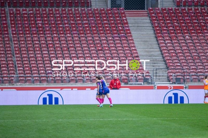 Spielerinnen in Umarmung