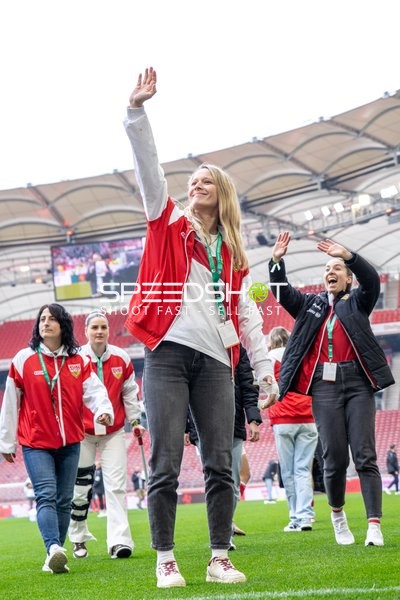 Spielerinnen begrüßen Fans
