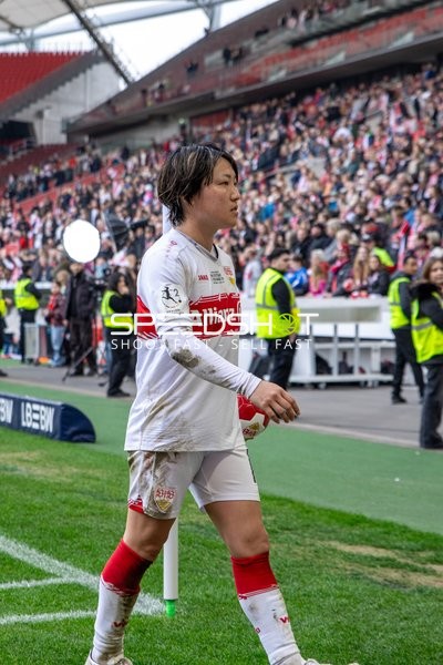 Spieler mit Ball am Rand