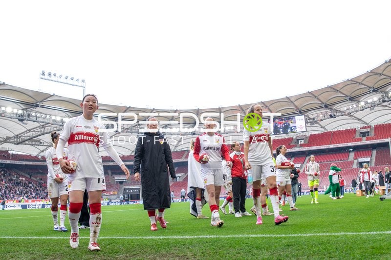 Spielerinnen verlassen Spielfeld