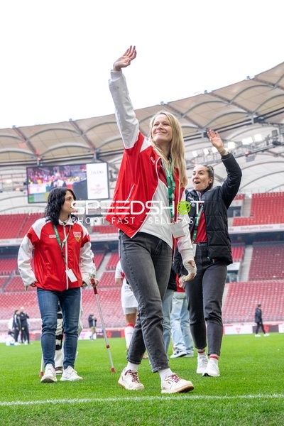 Spielerinnen begrüßen Fans