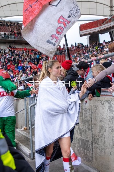 Spielerin bedankt sich bei Fans