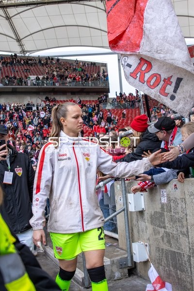 Spielerin begrüßt Fans