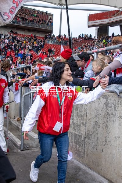 Spielerin begrüßt Fans