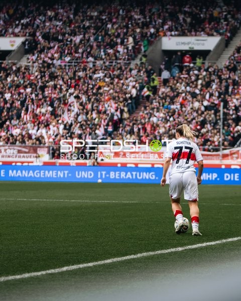 Leonie Schetter mit Ball