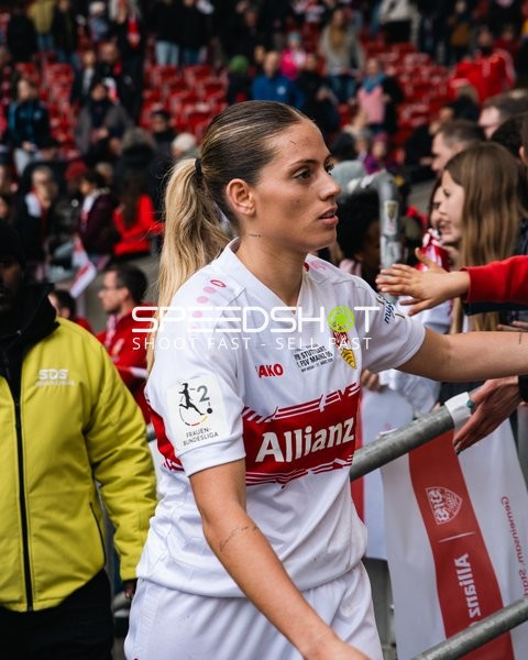 Spielerin begrüßt Fans