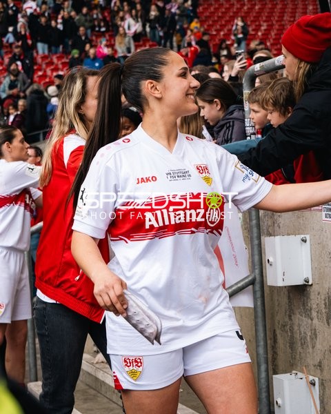 Spielerinnen interagieren mit Fans