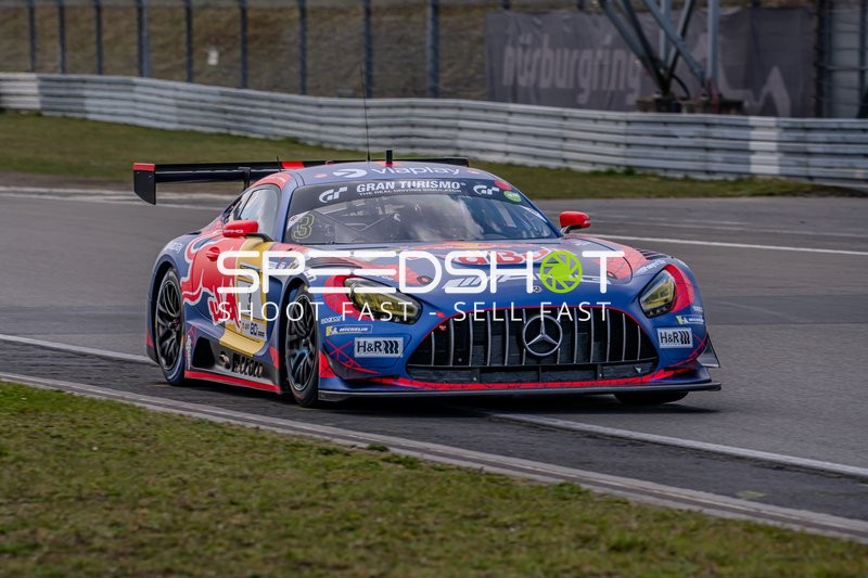Rennwagen von Daniel Juncadella & Jules Gounon & Max Verstappen (Winward Racing) auf der Strecke