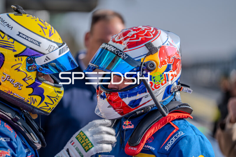 Rennfahrer im Gespräch am Nürburgring