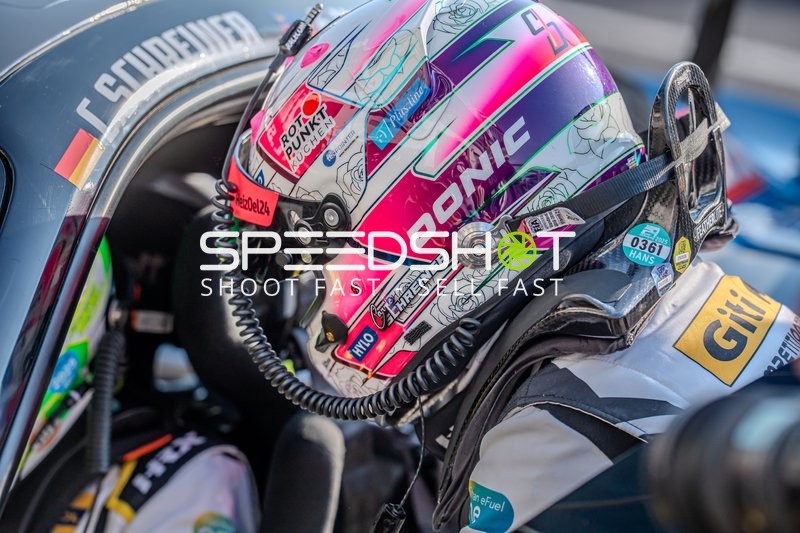 Fahrer im Fahrzeug am Nürburgring