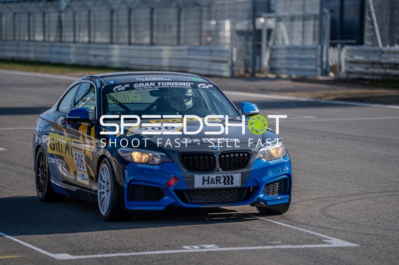 Rennfahrzeug auf der Strecke am Nürburgring