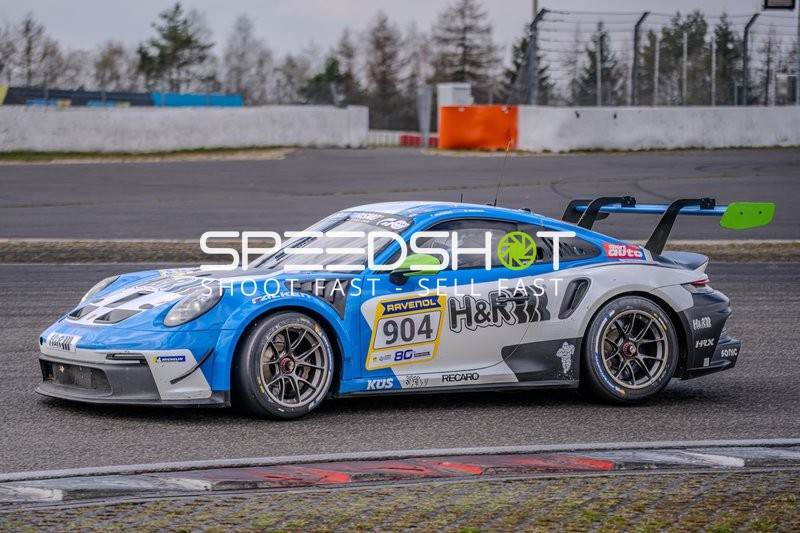 Rennfahrzeug mit Startnummer 904 am Nürburgring