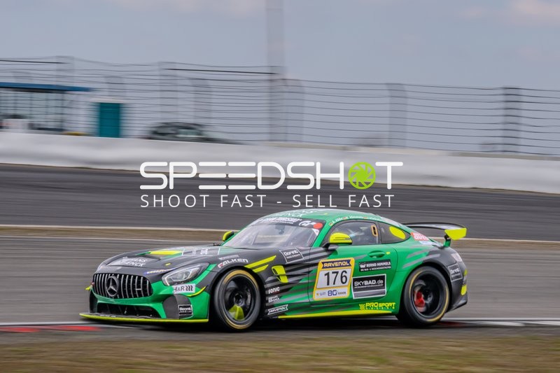 Dynamische Rennszene am Nürburgring