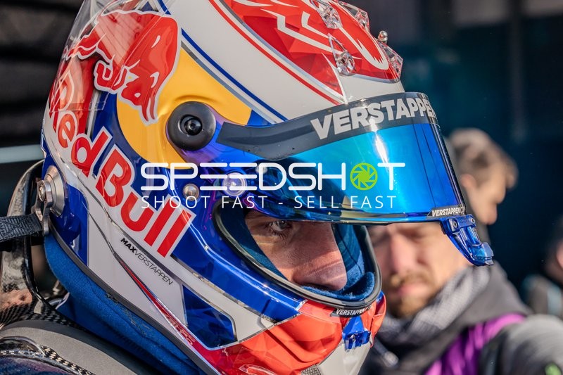 Max Verstappen mit Red Bull Helm