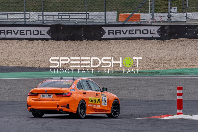 Rennwagen auf der Strecke am Nürburgring