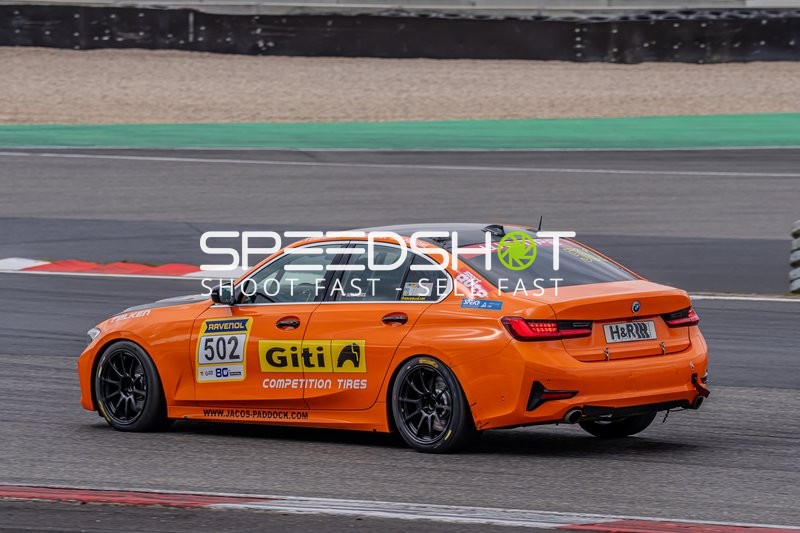 Rennwagen auf der Strecke am Nürburgring