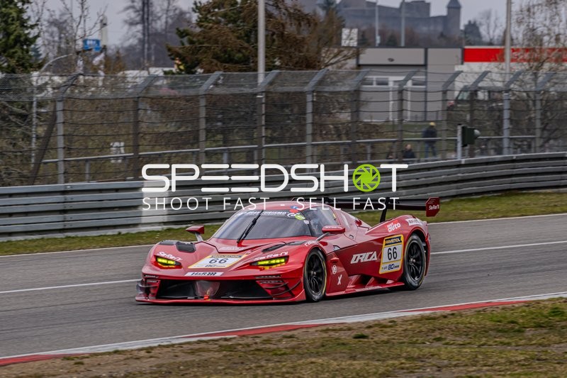 Rennwagen auf der Strecke am Nürburgring