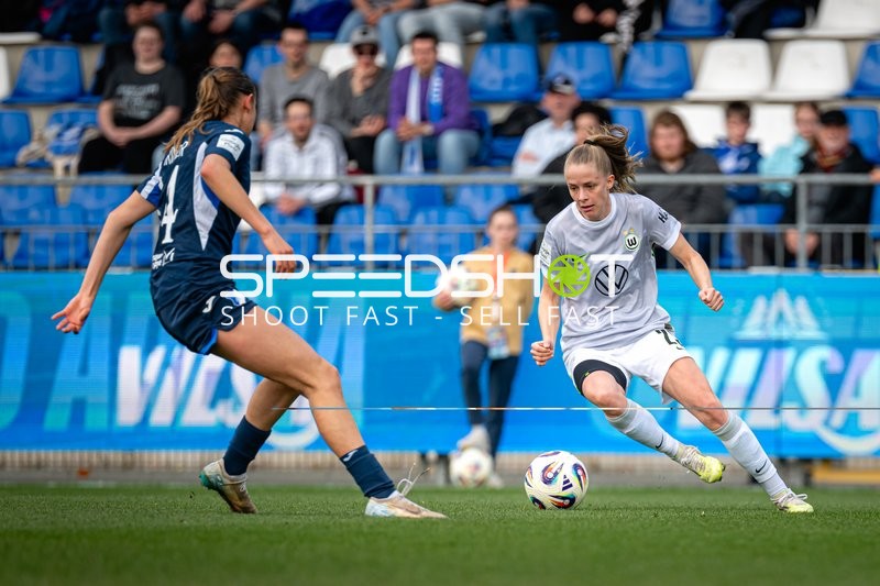 Zweikampf zwischen Franziska Harsch (17; TSG Hoffenheim) und Vivien Endemann (25; VFL Wolfsburg)