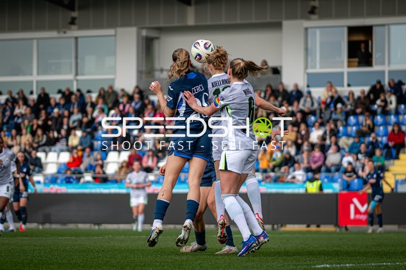 Spielerinnen im Zweikampf um Ball