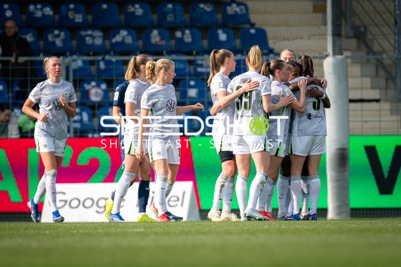 Spielerinnen feiern gemeinsam