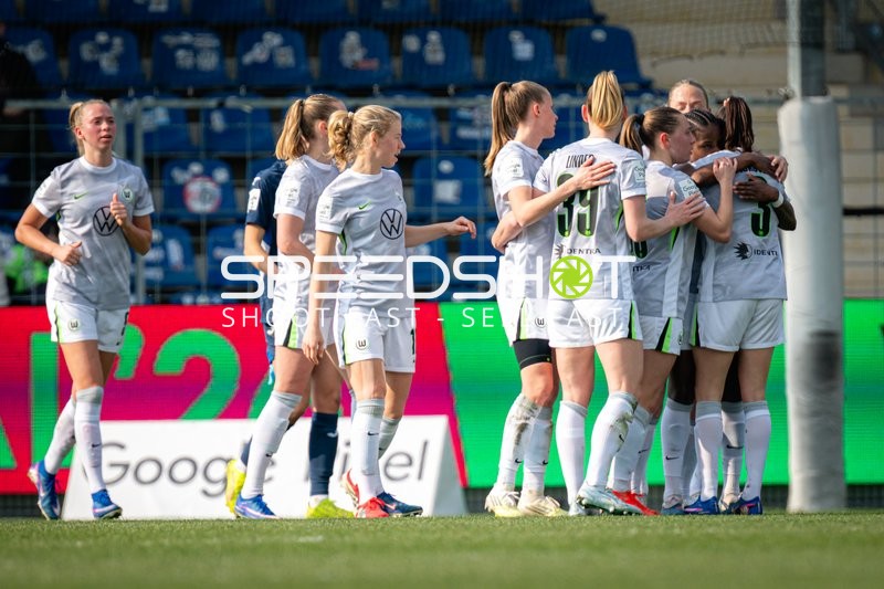 Spielerinnen feiern gemeinsam