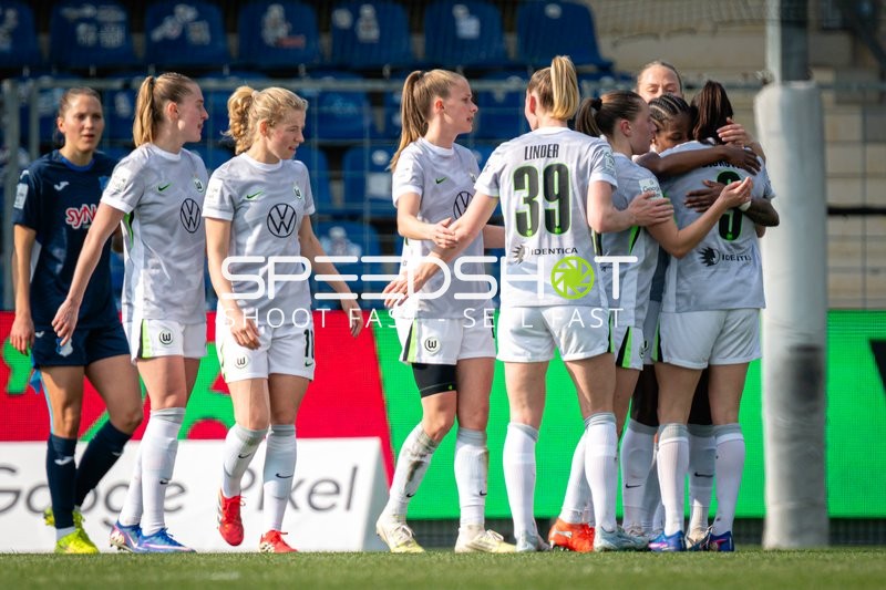 Spielerinnen feiern gemeinsam