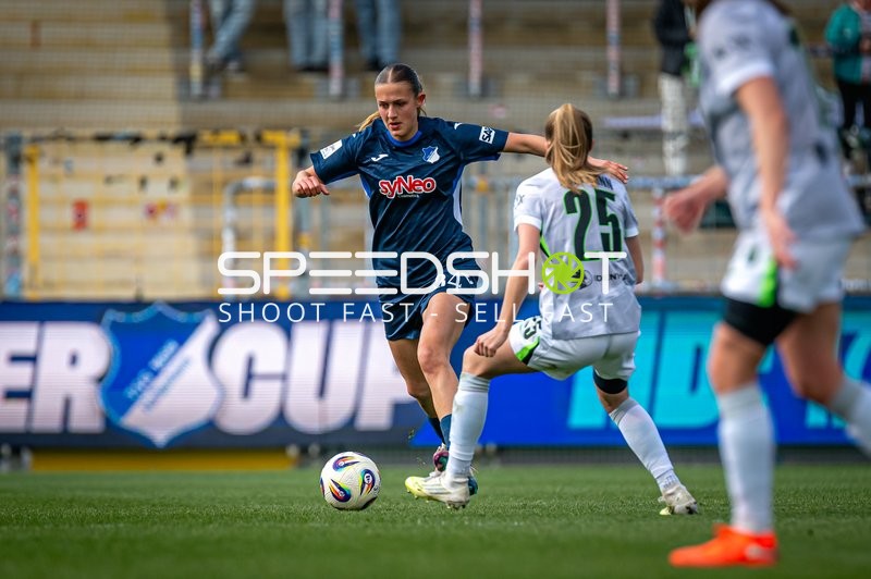 Zweikampf zwischen Svenja Vöhringer (34; TSG Hoffenheim) und Vivien Endemann (25; VFL Wolfsburg)