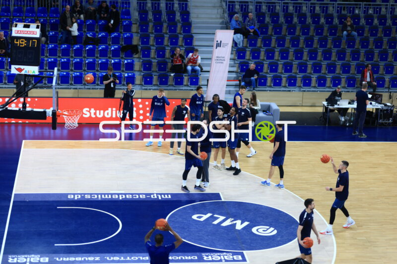 easyCredit BBL: Michael Weathers (20; MLP Academics Heidelberg) und Erol Ersek (11; MLP Academics Heidelberg) beim Aufwärmen