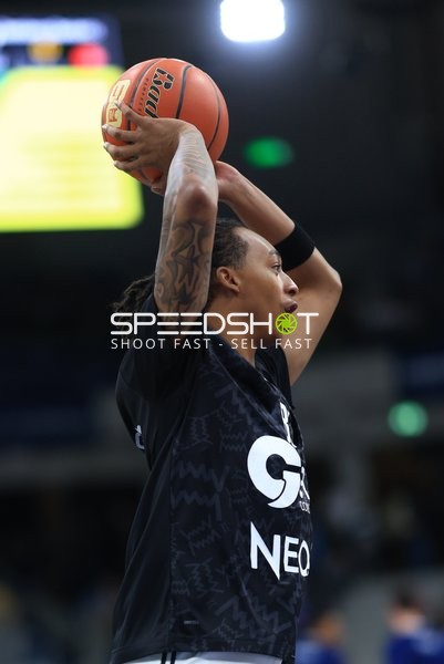 Spielaktion mit Austin Crowley (85; BMA365 Bamberg Baskets)