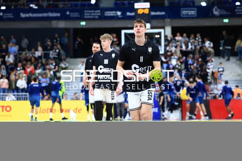 Szene mit Richard Balint (11; BMA365 Bamberg Baskets), Nico Höllerl (55; BMA365 Bamberg Baskets) und Daniel Keppeler (31; BMA365 Bamberg Baskets)