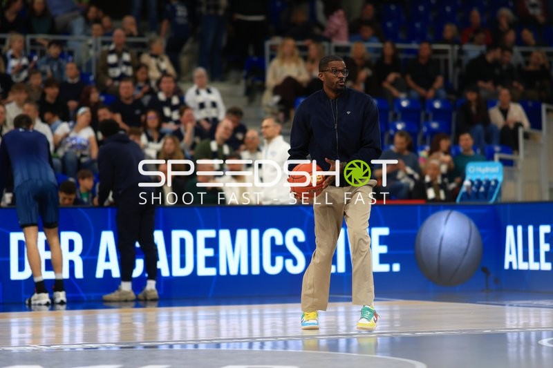 Shy Ely (997; MLP Academics Heidelberg) am Spielfeldrand