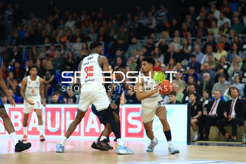 Spielaktion mit Ibrahim Watson-Boye (2; BMA365 Bamberg Baskets) und DJ Horne (0; MLP Academics Heidelberg)