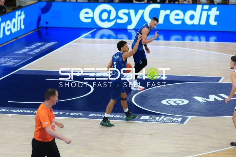 Spielaktion mit Kevin McClain (3; MLP Academics Heidelberg) und Ryan Mikesell (33; MLP Academics Heidelberg)