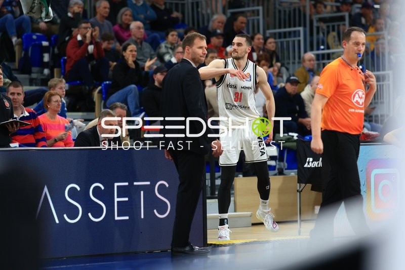 Szene mit Daniel Keppeler (31; BMA365 Bamberg Baskets) und Anton Gavel (999; BMA365 Bamberg Baskets) und Arne Woltmann (998; BMA365 Bamberg Baskets)