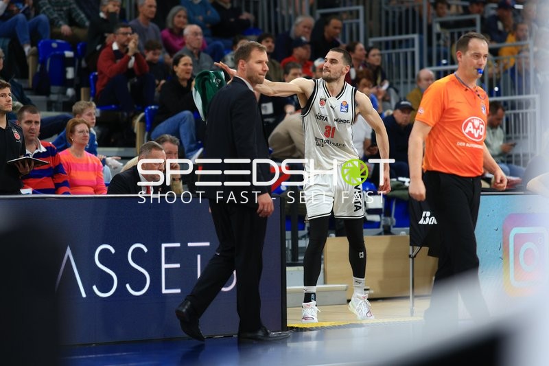 Szene mit Anton Gavel (999; BMA365 Bamberg Baskets), Daniel Keppeler (31; BMA365 Bamberg Baskets) und Arne Woltmann (998; BMA365 Bamberg Baskets)