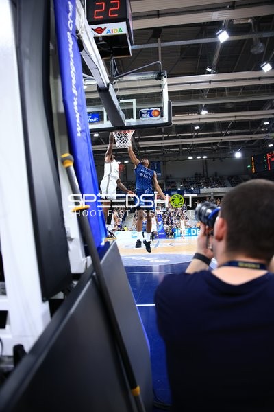 Spielaktion mit Samuell Williamson (10; MLP Academics Heidelberg) und Richard Balint (11; BMA365 Bamberg Baskets)