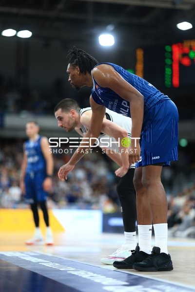 Spielaktion mit Daniel Keppeler (31; BMA365 Bamberg Baskets) und Osun Osunniyi (12; MLP Academics Heidelberg)